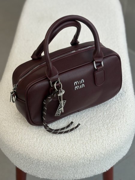 حقيبة ميو ميو لون برغندي